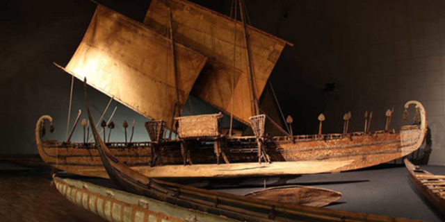 So kennt man es aus Dahlem: Das mehr als 15 Meter lange Luf-Boot ist das größte Objekt des Ethnologischen Museums und Teil der Ozeanien-Ausstellung im Humboldt Forums © SPK / Stefan Müchler