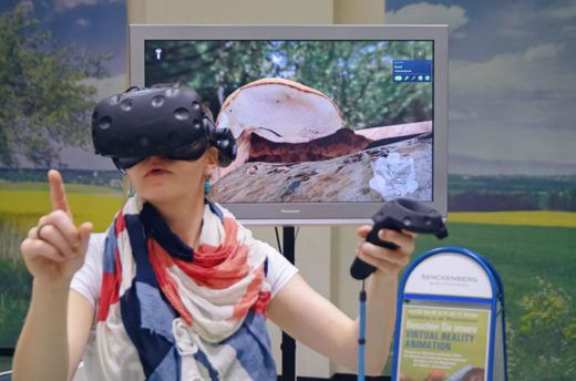 Virtual-Reality-Nutzerin im Museum