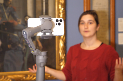 Online Live-Führung: Ausgestattet mit Smartphone und Gimbal führt Museumspädagogin Nelly Brügelmann durch die Ausstellung. Das museum4punkt0-Team vom Historischen Museum Saar hat das Virtuelle Museum für Kinder und Jugendliche (VIMUKI) entwickelt.