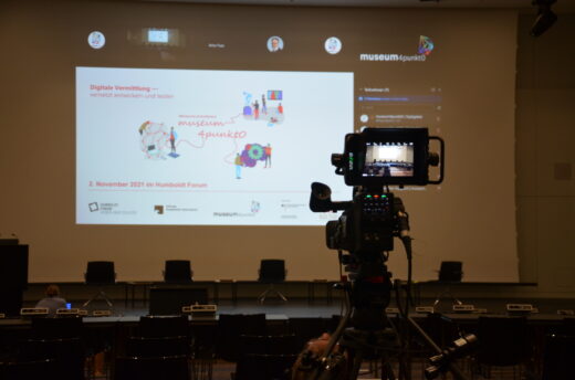 Hybrides Veranstaltungsformat 2021 im Humboldt Forum Berlin und online: Die museum4punkt0-Teilprojekte stellen sich vor auf der Bühne, im Film, in der Werkschau, im digitalen Konferenzraum
